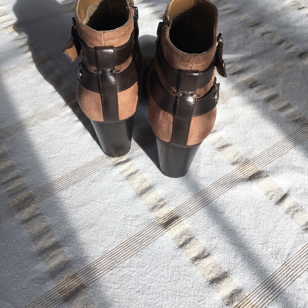 9 1/2 M LIZ CLAIBORNE FAUX SUEDE TAN BROWN BOOTS - Picture 8 of 9